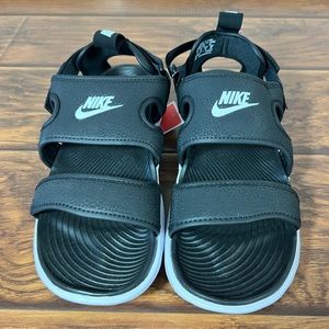 Nike women’s Owaysis Sandal Size 8